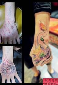 Copertura per cicatrice sul retro della mano del ragazzo - modello di tatuaggio di loto
