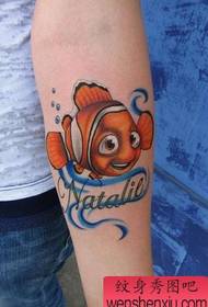 Arm söt tecknad fisk tatuering mönster