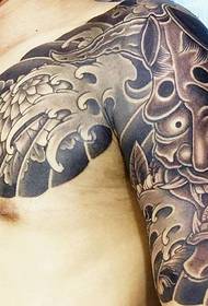 Tre diversi stili di disegni del tatuaggio a metà petto
