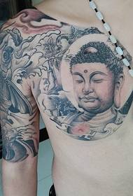 Kuweka ndani ya nusu-carp ya kiume na tattoo ya buddha