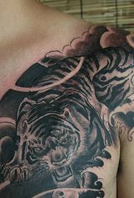 Padrão de tatuagem de tigre meio feroz