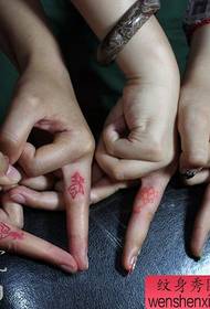 Piccolo modello di tatuaggio chiaro per le dita delle ragazze