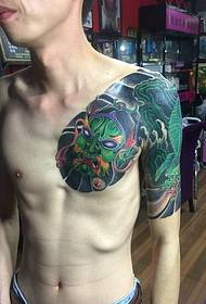 Цветной рисунок татуировки половинной брони, объединяющий льва Тан и злого дракона