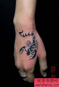 Modello di tatuaggio a mano totem dadi