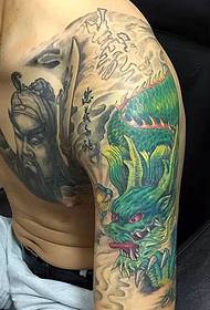 Ang mga gwapa nga tattoo sa tunga nga armadura nga gihiusa ni Guan Gong ug daotan nga dragon