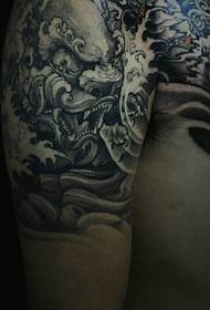 Polovina tetování ve tmě, obrázek dodává kouzlo