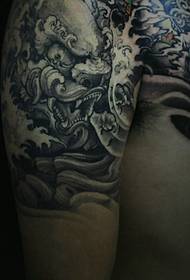 La metà del tatuaggio al buio, l'immagine aggiunge fascino