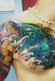 Kleurvolle halflengte tatoeëringpatroon van inkvis en prajna