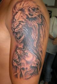 Коричневый рычащий лев с татуировкой львица