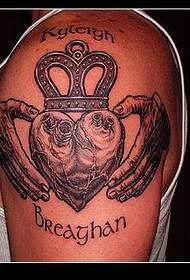 Modello di tatuaggio corona cuore grande braccio