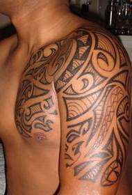 Mga naka-istilong maaraw na European at Amerikanong guwapo na totem na half tattoo na tattoo