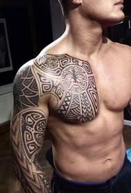 Patrón de tatuaxe de media armadura masculina e poderosa