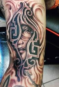 Племенска женска портретна тетоважа јединствено дизајнирана руком