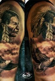 Braccio nero grigio antico ritratto indiano e aquila tatuaggio