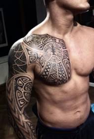 Schoolboy Aarm op schwaarz Linn geometrescht Element kreativ Hallefaarm Tattoo Bild