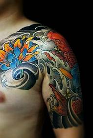 Colorido patrón de tatuaje de calamar medio rojo