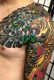 Tigre mezza petto colorata che ingoia immagini di tatuaggi personalizzate