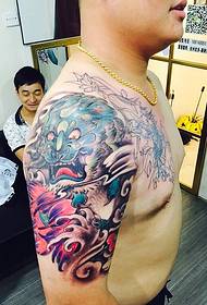 Mezzo modello di tatuaggio colorato e colorato
