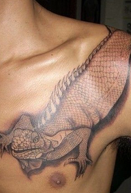 Szal człowieka pół tatuaż iguana