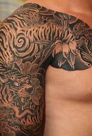 Japán régi hagyományos félpáncélos tigris tetoválás