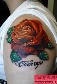 Braț model frumos tatuaj trandafir