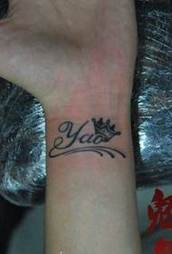 Modello di tatuaggio alla moda braccio lettera corona