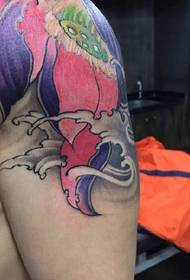 Tatuaje tradicional y aún individualizado de media armadura de carpa koi