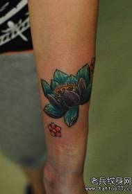 Момиче на ръката добре изглеждащ цветен модел татуировка на лотос