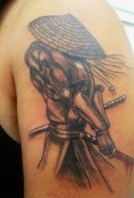 Плече японського воїна коричневого кольору вирізати татуювання живота