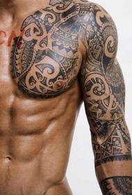 Robustna moška polovica oklepa Totem Tattoo