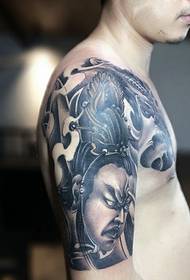 Un tatuaje de dragón medio armado muy dominante te hace más atractivo