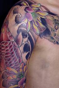 Calamari e prajna combinati con un mezzo tatuaggio