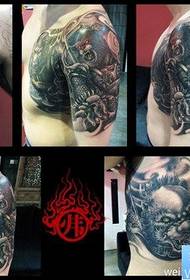 Een koele half-arm demonenkoning en Sun Wukong tattoo foto foto van het vuur