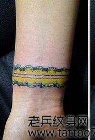 Trendigt armbåge spets tatuering mönster