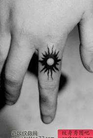 pirštų totemo saulės tatuiruotės modelis