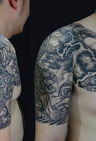 Super herrschsüchtiges Hintergrundtigertattoo