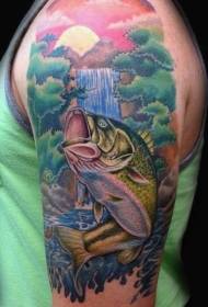 Braț mare pește pictat frumos și model de tatuaj râu de munte