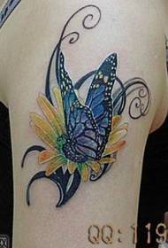 Bello modello classico di tatuaggio a farfalla