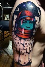 Šaljiv uzorak tetovaže mačaka i astronauta u boji na ramenu
