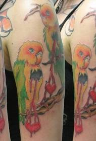 Malaking kulay na braso na parrot at pattern ng tattoo na may hugis ng puso