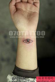 Rokas populārais alternatīvais acu tetovējuma modelis