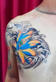 Vento e acqua dal modello del tatuaggio del loto