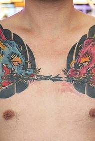 Divi nikni ļauni pūķi ar slepkavīgu pus bruņu tetovējumu