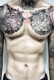 El hombre atractivo tiene un tatuaje genial del doble hemisferio