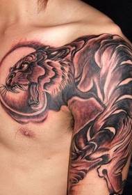 Татуювання напівзброї тигра на долоні на горі