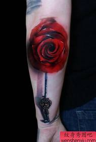 Aarm rose Schlëssel Tattoo Muster