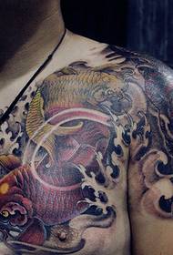 Model tradițional clasic de tatuaj pe jumătate de armură