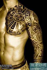 Polutomski uzorak totemskih tetovaža