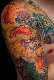 Glamorösa färgglada traditionella halva rustningar tatuering mönster