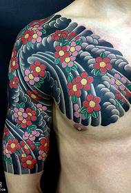 Een half klassiek tattoo-patroon met kersenbloesem